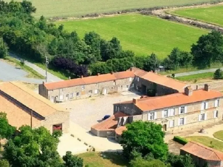 Vue aérienne du domaine et des champs alentour