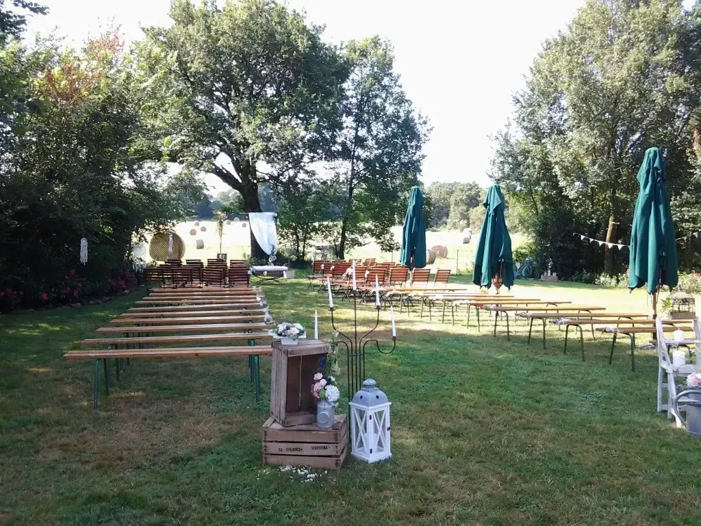 Cérémonie en plein air sous les arbres
