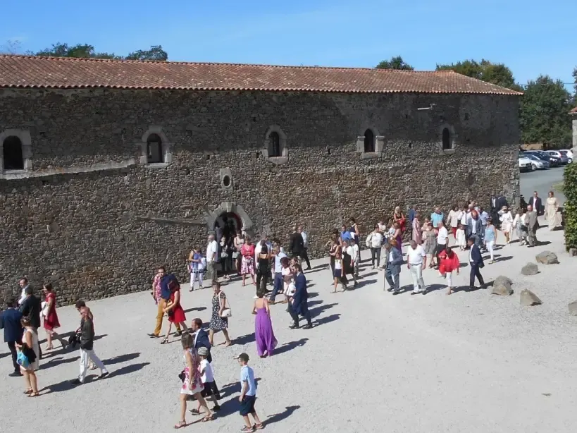 Invités dans la cour de pierre du domaine