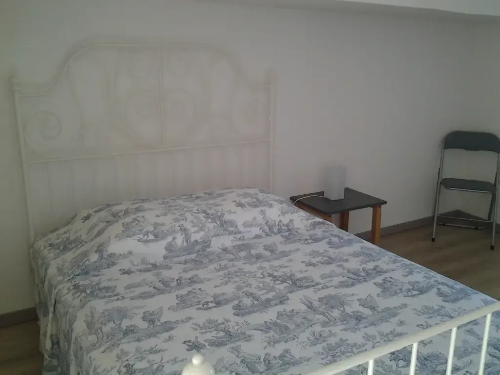 Chambre aux lits drapés de toile