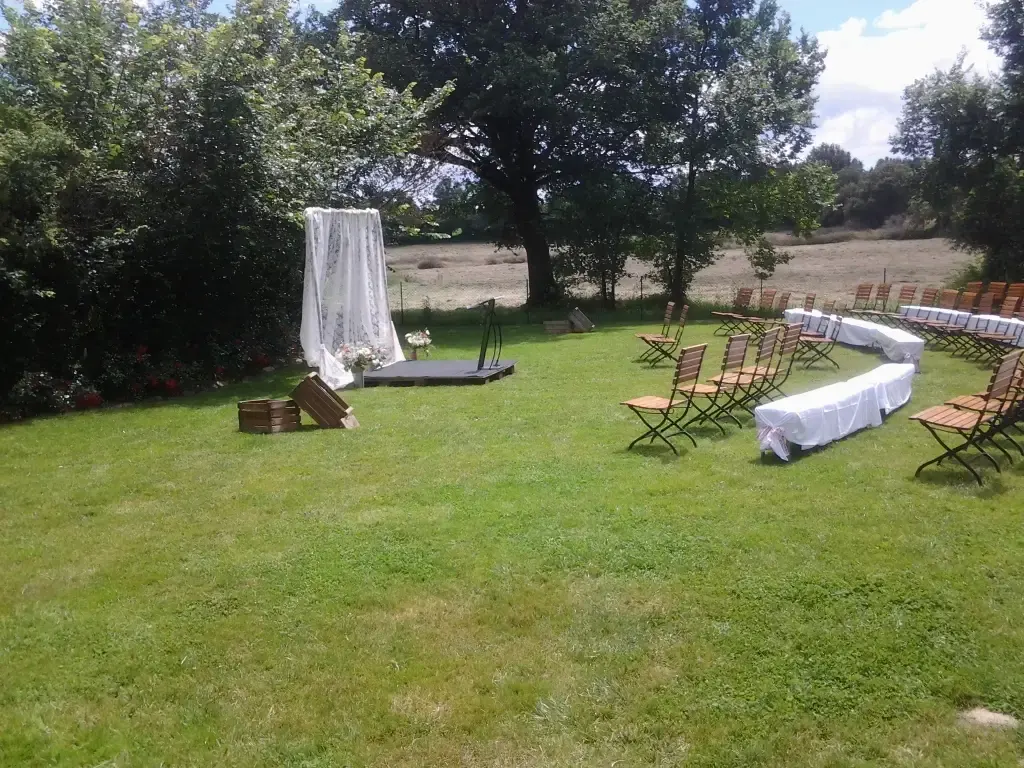 Pelouse aménagée pour une cérémonie laïque