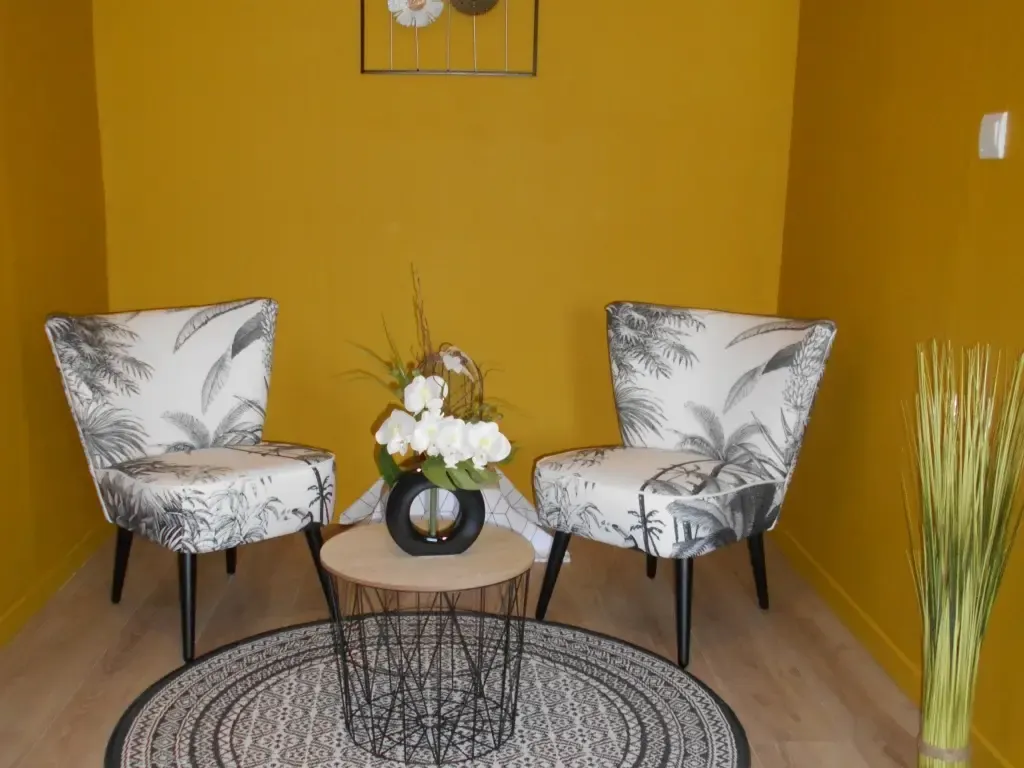 Coin salon aux fauteuils jaunes