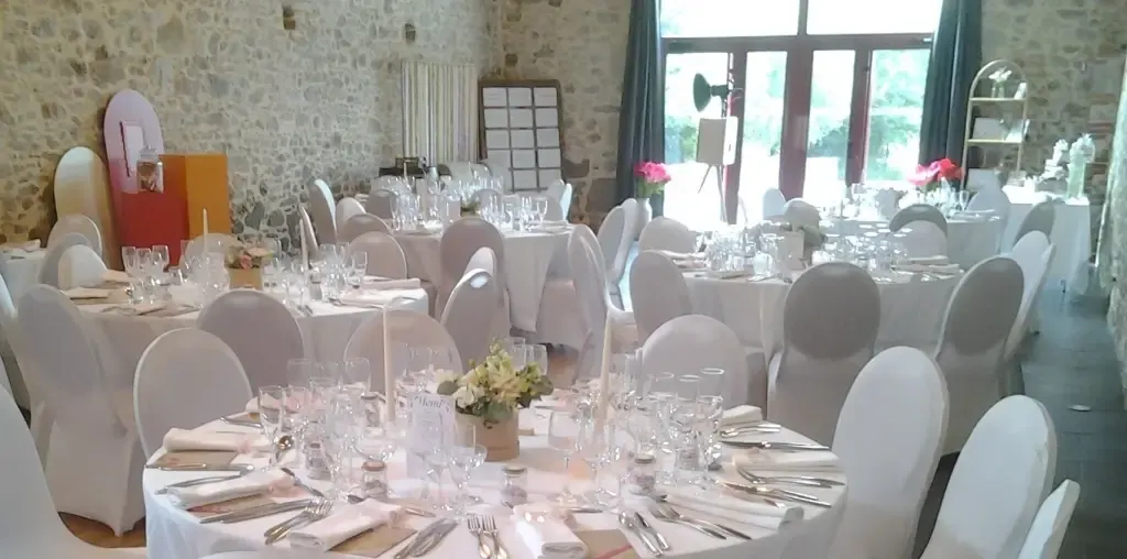 Tables de mariage dressées dans la salle de pierre