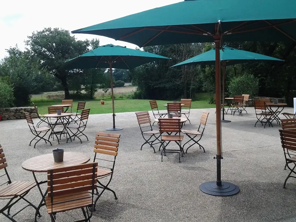 Terrasse avec parasols verts
